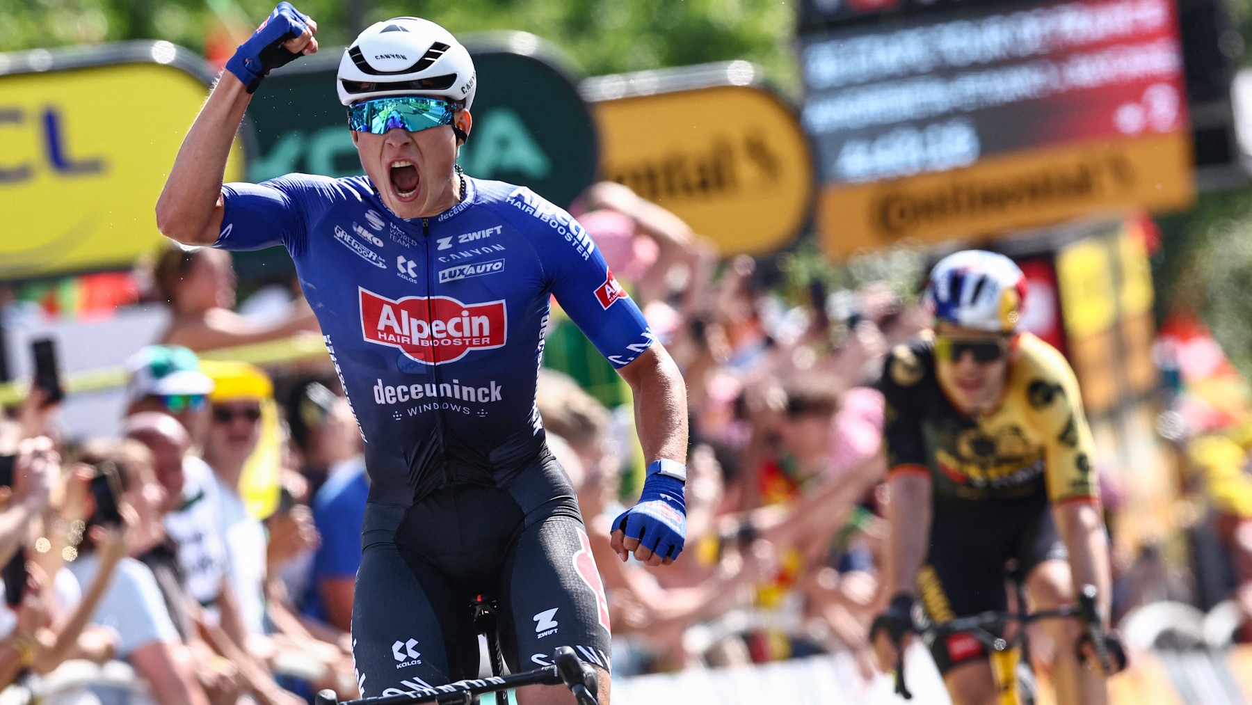 Jasper Philipsen celebra su victoria de etapa en el Tour de Francia. (AFP)