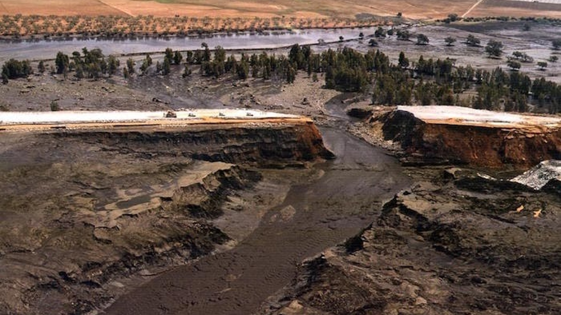 Balsa rota con lodos tóxicos de la mina de Bolidén anegando la cuenca del Guadiamar, en abril de 1998 (CSIC).