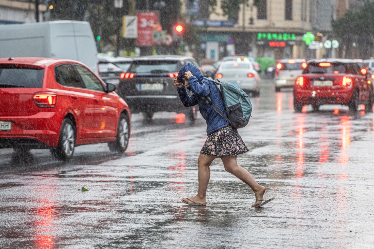 Una mujer anda por la calle bajo la lluvia en Valencia (Foto: Europa Press)