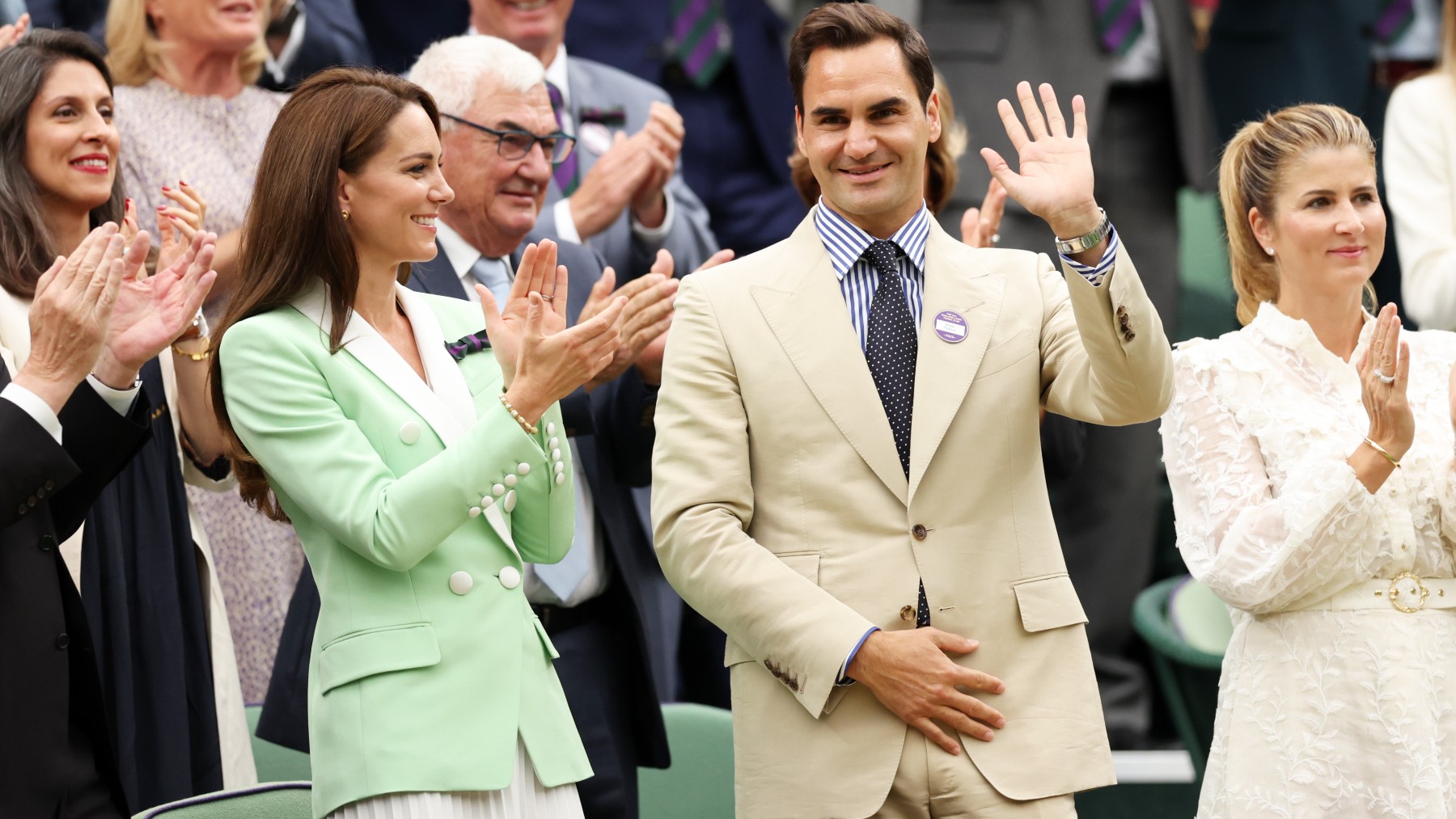Federer saluda al público del All England Tennis Club. (Getty)