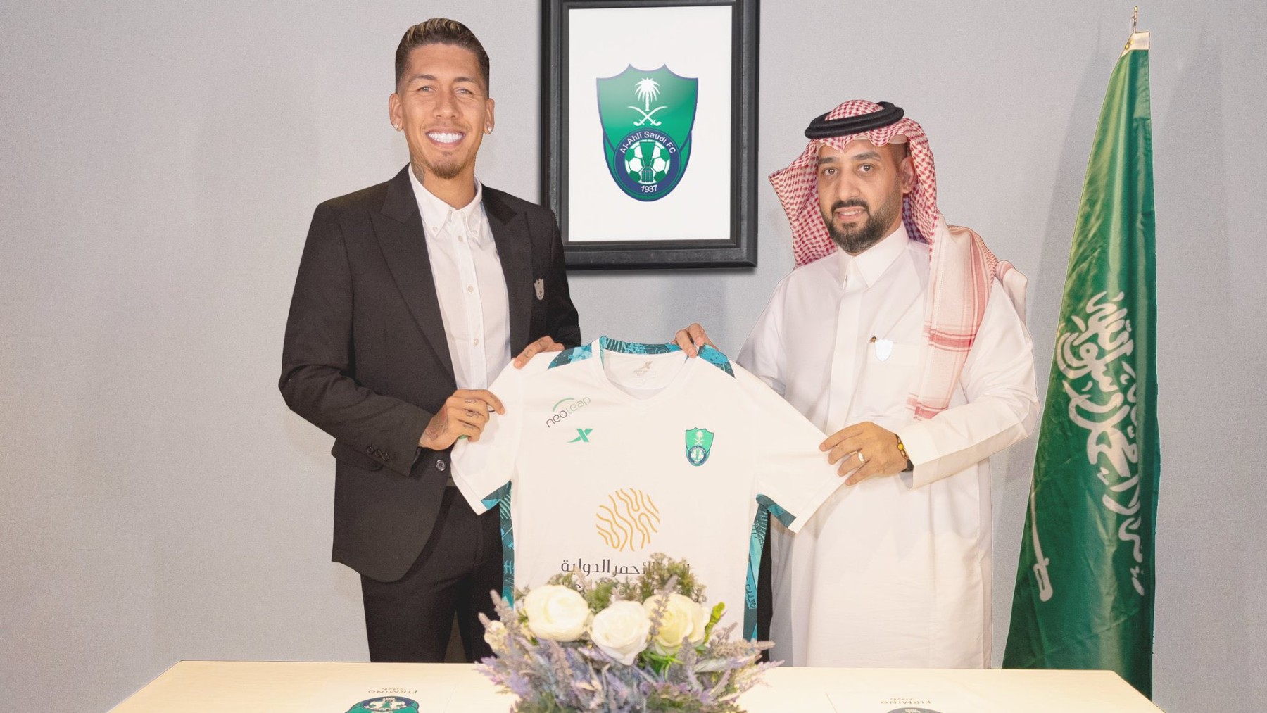 Firmino posa con la camiseta del Al Ahly. (Al Ahly FC)