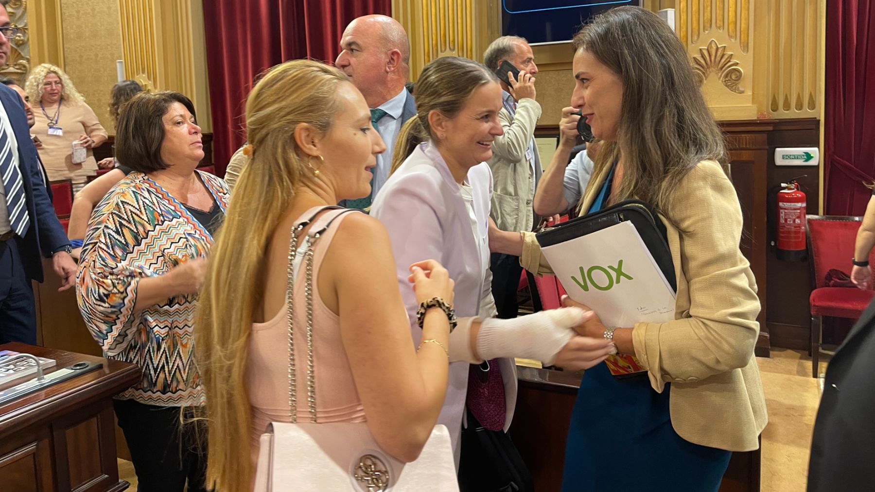 Marga Prohens con Idoia Ribas tras la votación. (Foto: Pedro Serra)