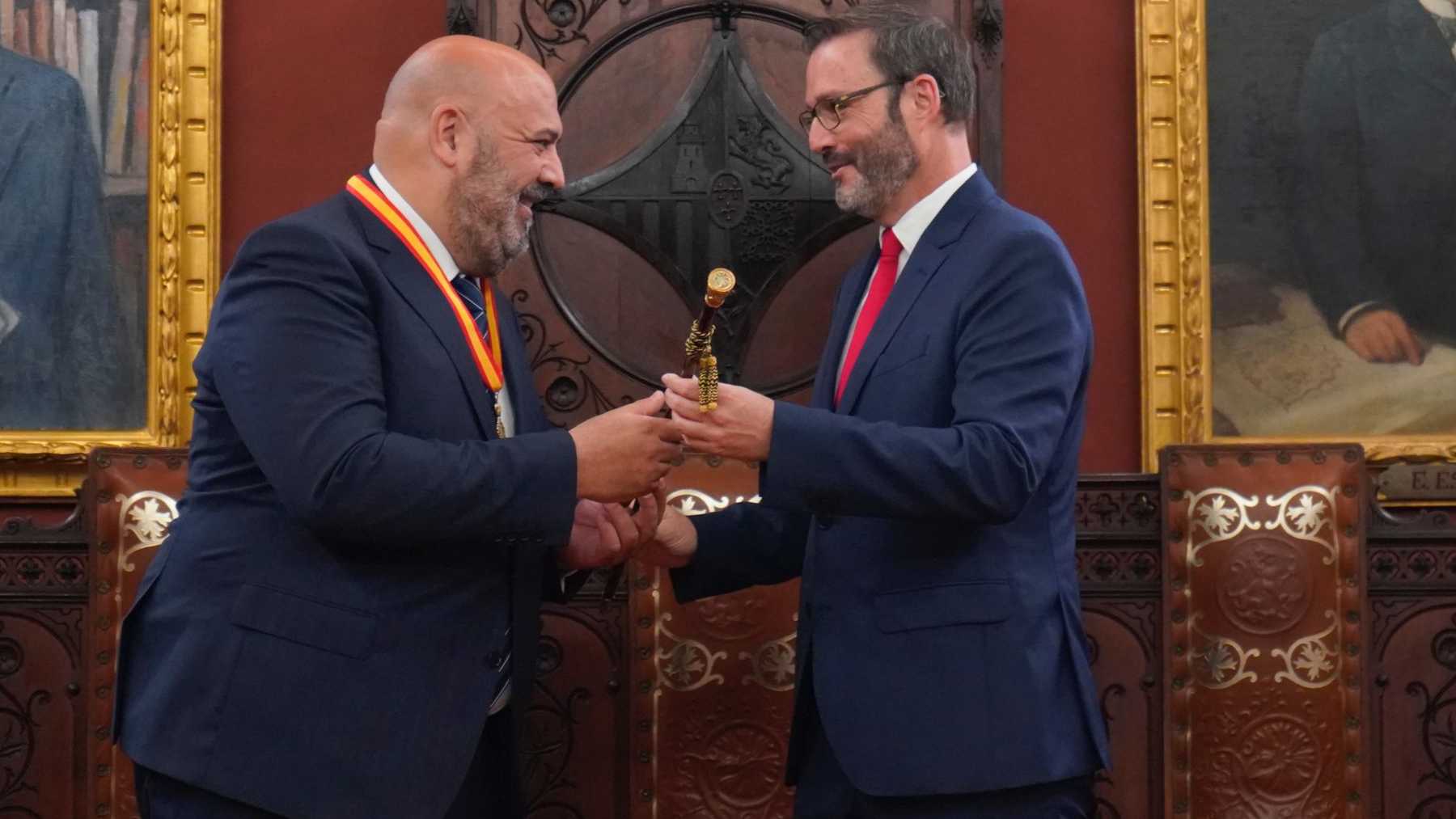 El alcalde de Palma, Jaime Martínez (PP) y su antecesor en el cargo, el socialista José Hila, el pasado 17 de junio.