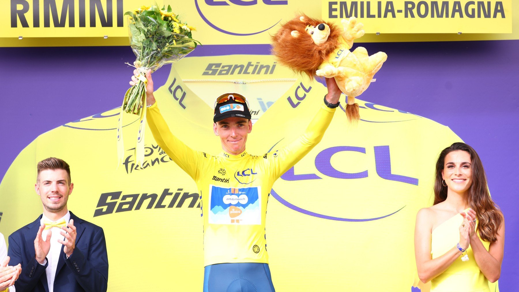 Romain Bardet, ganador de la primera etapa del Tour, con el peluche de león. (Europa Press)