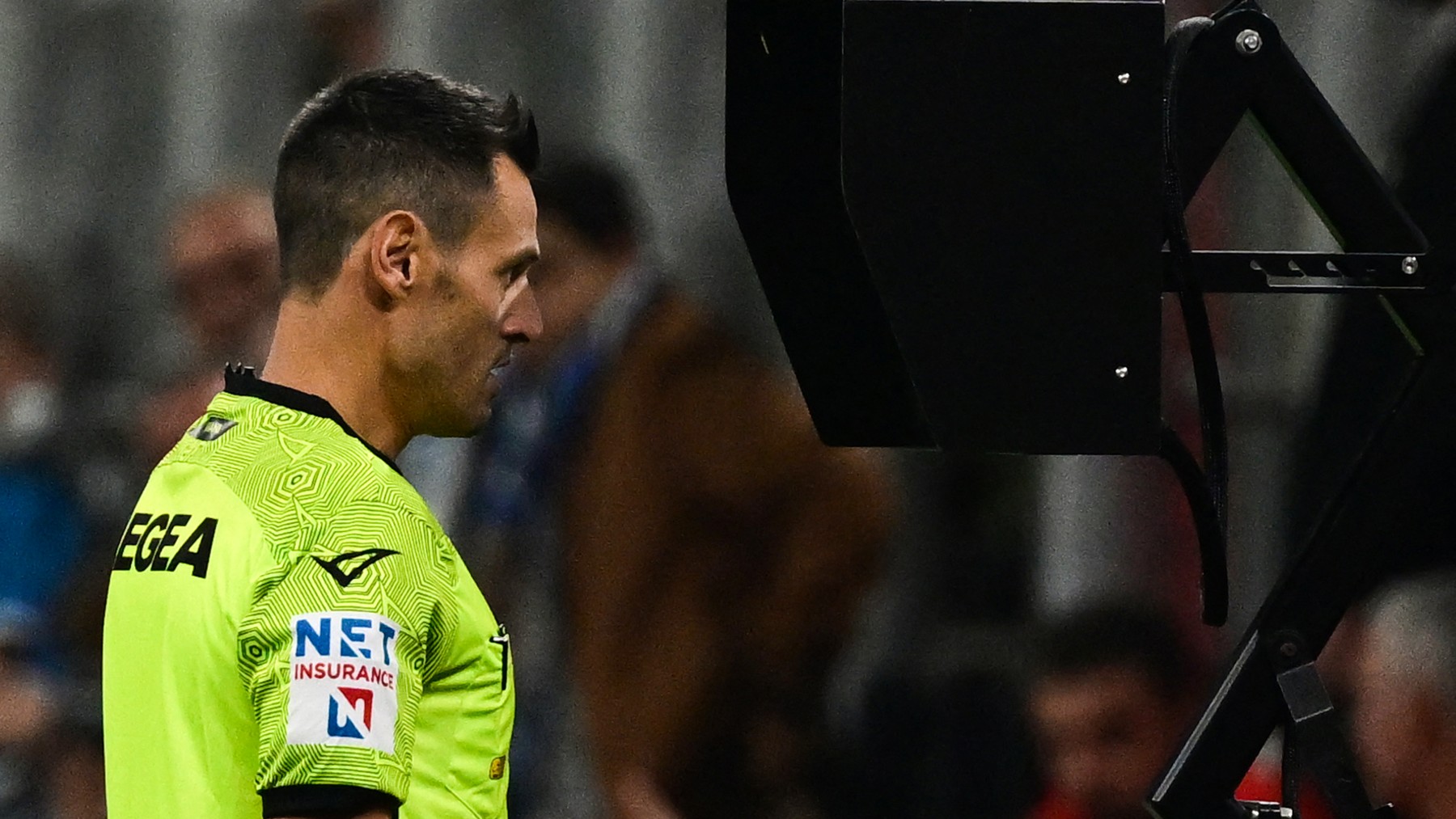 Un árbitro de la Serie A viendo una acción repetida en el VAR. (AFP)