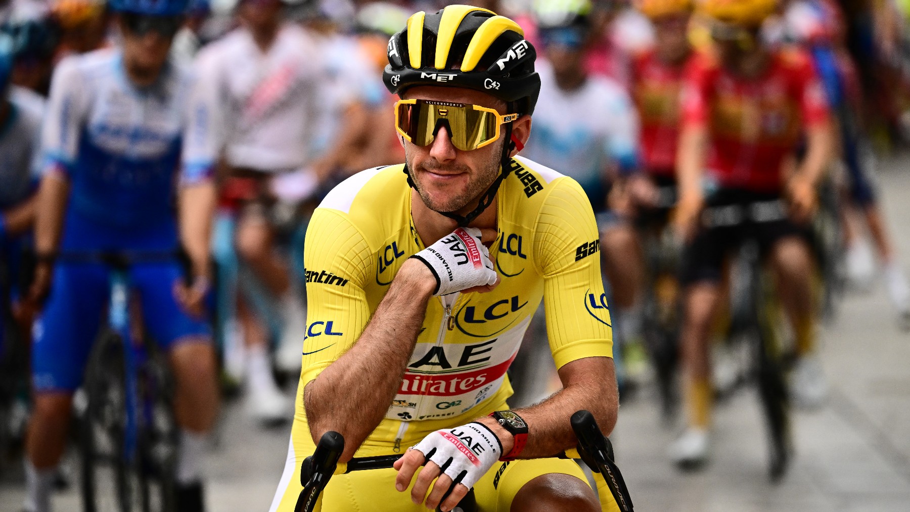 Adam Yates, de amarillo en el Tour. (AFP)