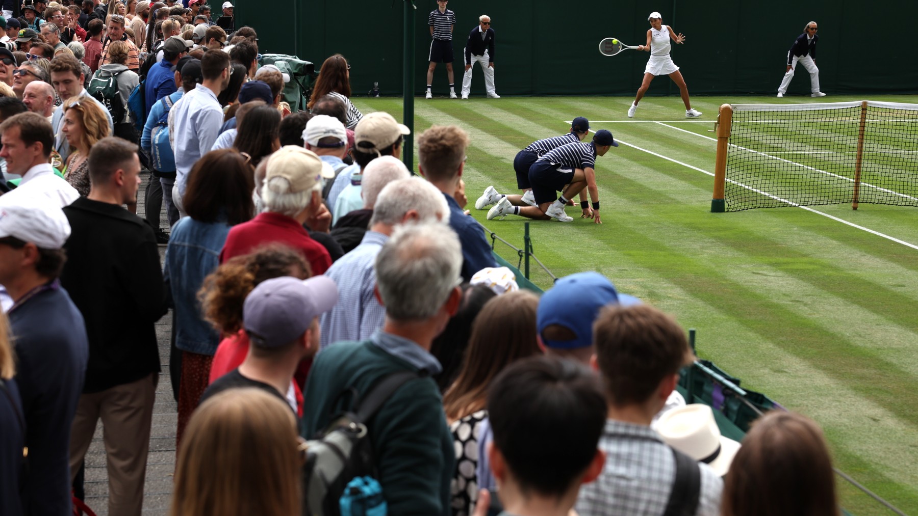 Espectadores viendo un partido de Wimbledon. (Getty)