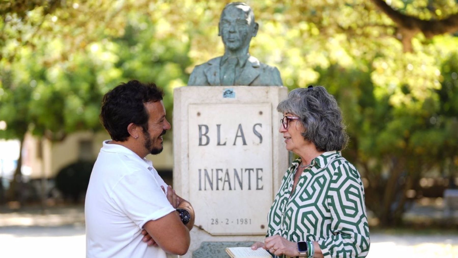 Pilar González y Kichi ante el busto de Blas Infante en Cádiz (ADELANTE ANDALUCÍA).