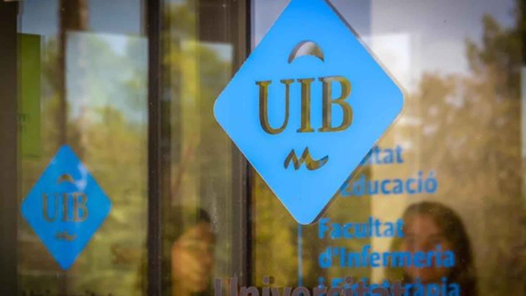 Puerta de acceso a uno de los edificios de la UIB.