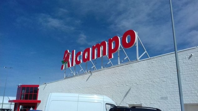 Alcampo busca 393 nuevos empleados: contrato fijo desde el primer día y 1308€ al mes