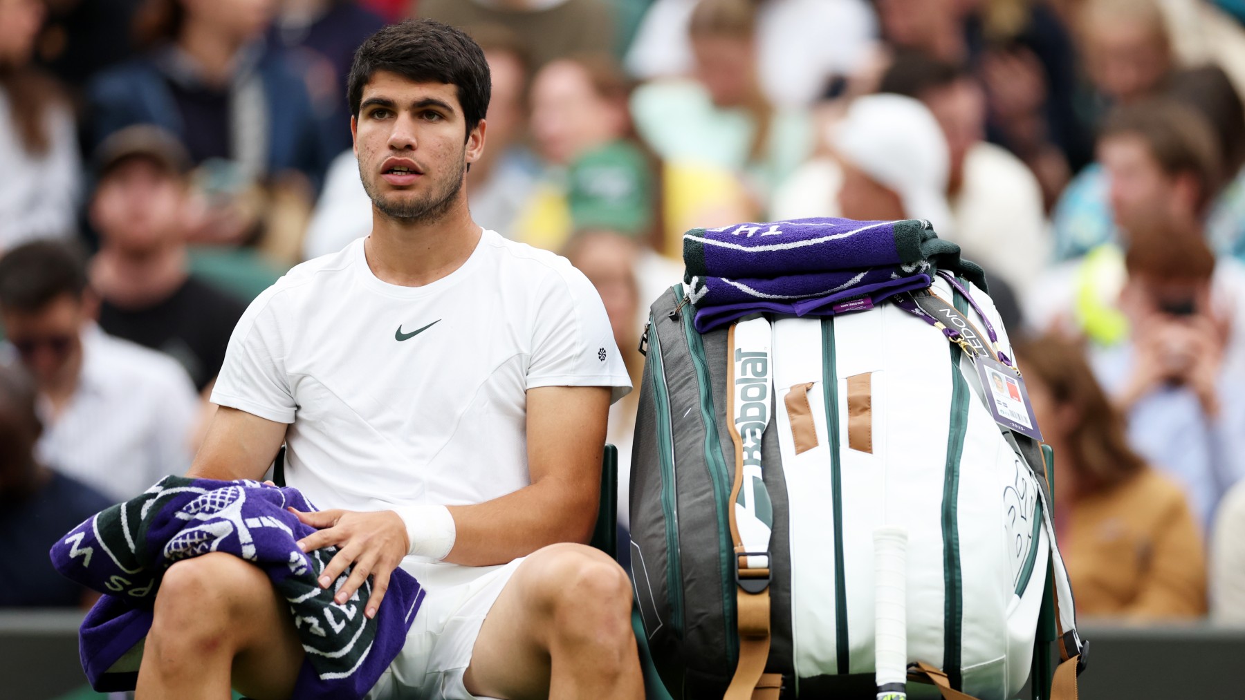 Carlos Alcaraz, en un descanso en Wimbledon. (Getty)