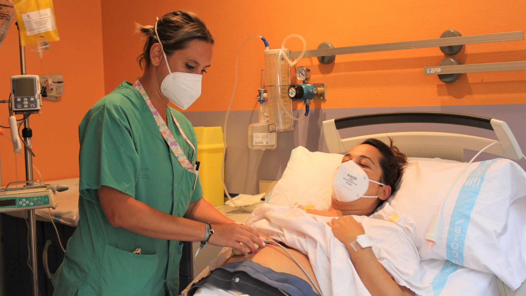 Una enfermera con una paciente en un hospital. SATSE