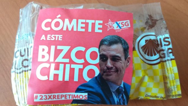 Pedro Sánchez en un bollo repartido por las juventudes socialistas de Galicia