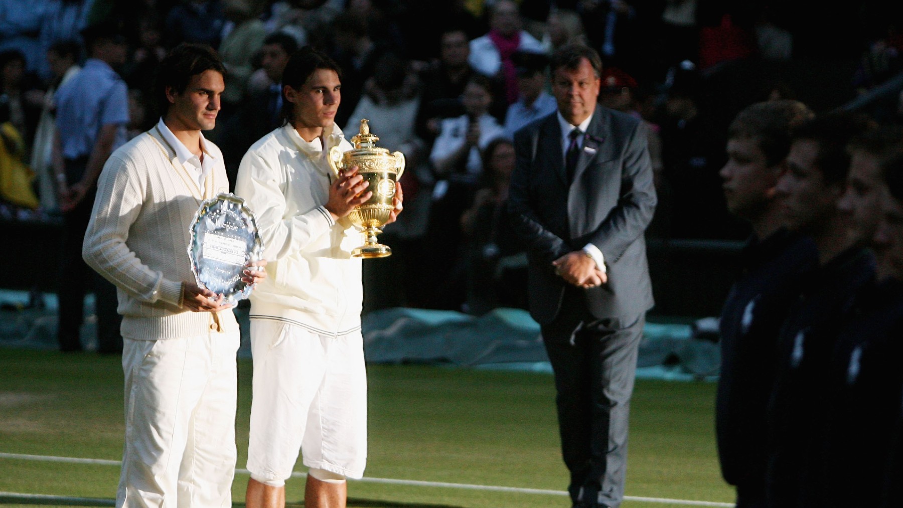 Roger Federer y Rafa Nadal, tras la histórica final de Wimbledon 2008. (Getty)