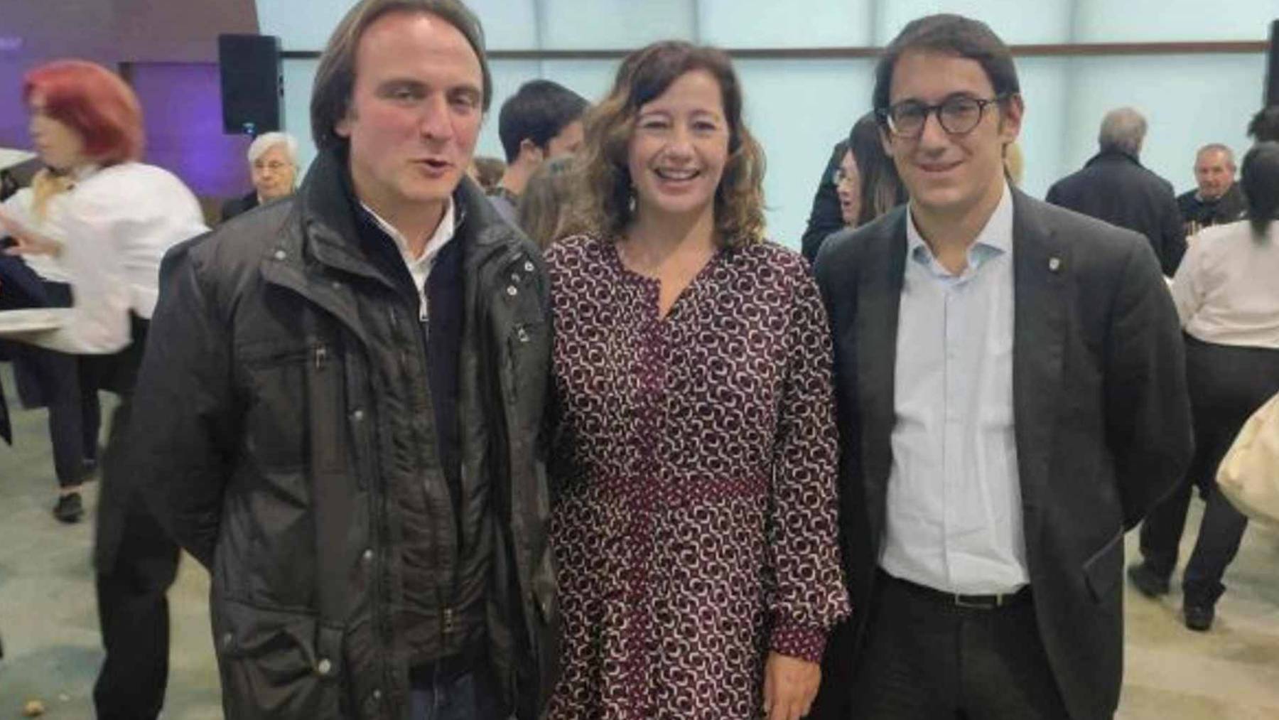 El presidente de la OCB, Joan Miralles, junto a Francina Armengol y Iago Negueruela. .