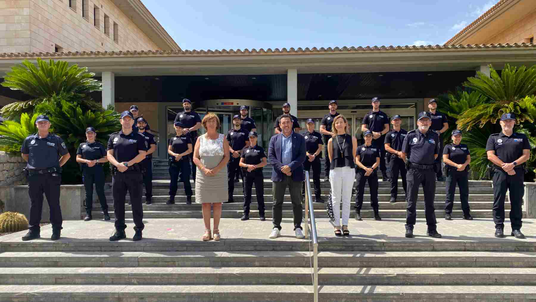 El alcalde con los nuevos policías locales de Calvià.