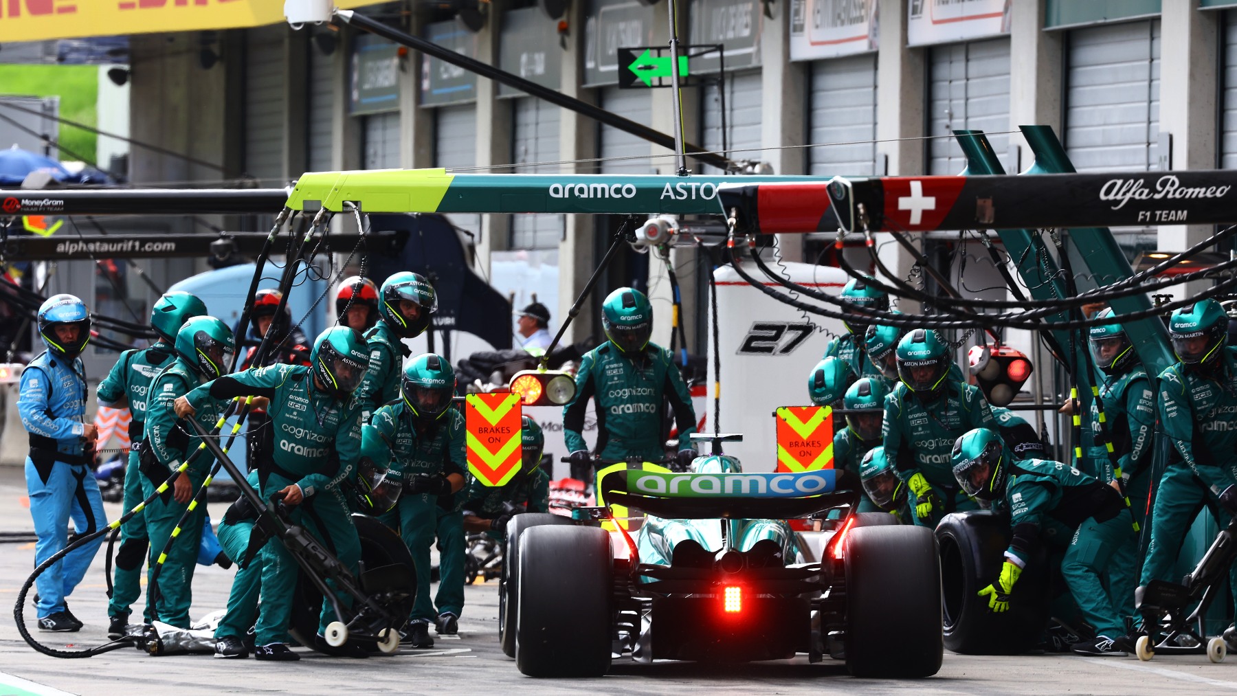 Los mecánicos de Aston Martin con uno de sus pilotos. (Getty)