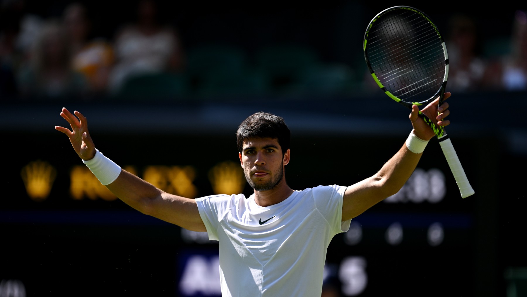 Carlos Alcaraz celebra la victoria en segunda ronda de Wimbledon. (Getty)