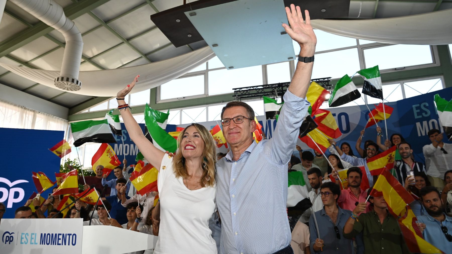 Núñez Feijóo y María Guardiola durante un mitin en Badajoz.