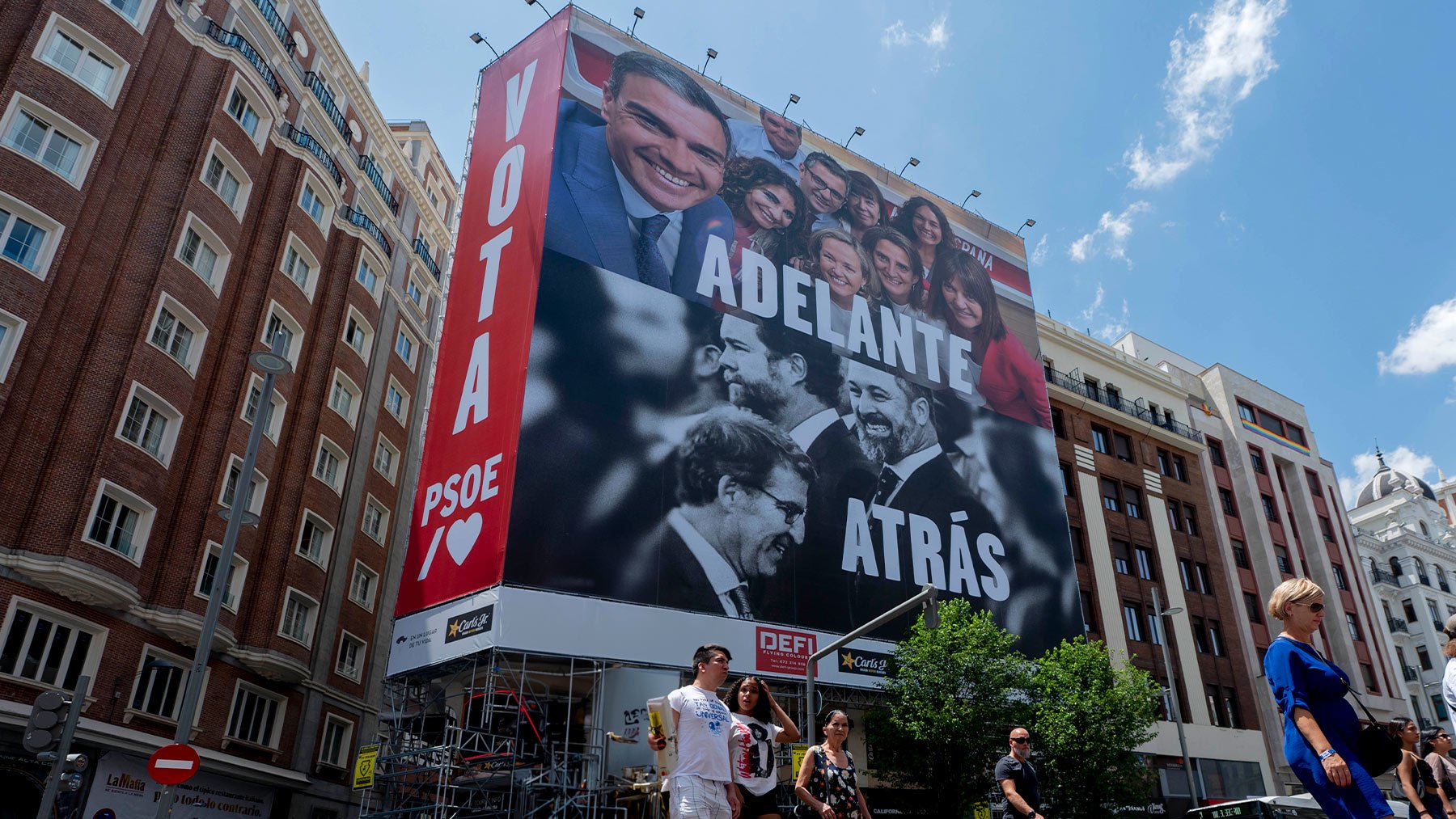 La lona que el PSOE ha colgado en el número 43 de la Gran Vía de Madrid.