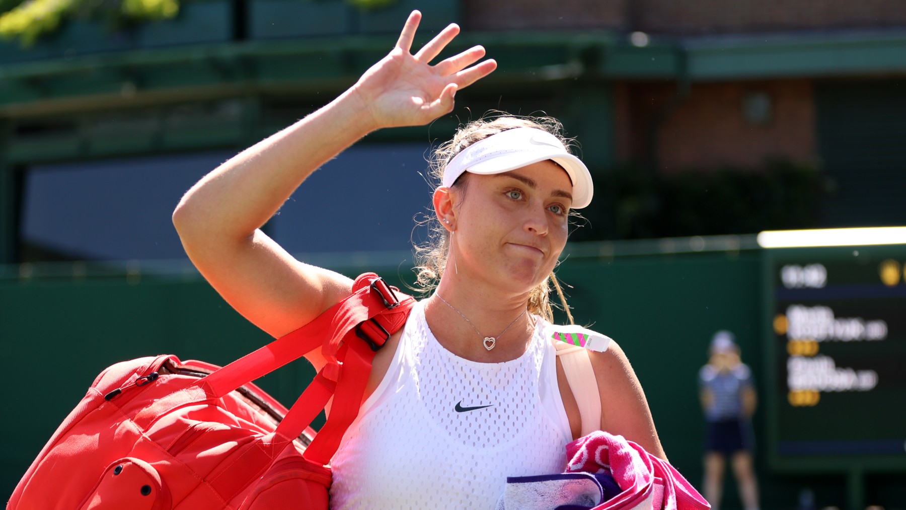 Paula Badosa se despide del público de Wimbledon tras su retirada. (Getty)