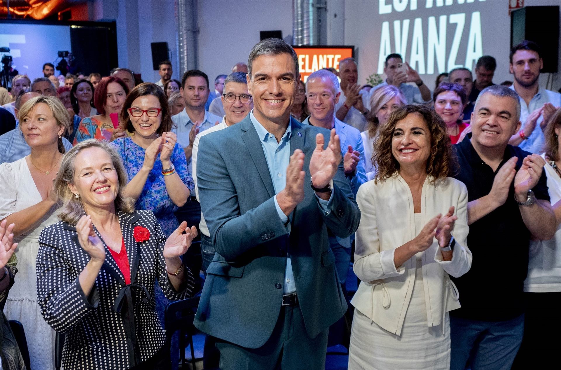 Pedro Sánchez junto a María Jesús Montero y Nadia Calviño en la presentación del programa electoral.