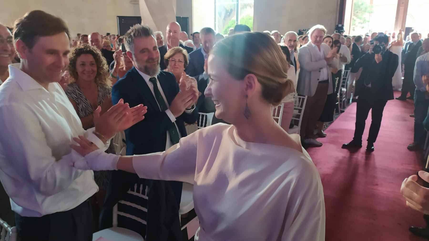 La nueva presidenta balear, Marga Prohens, a su entrada en la Lonja. M. A F.