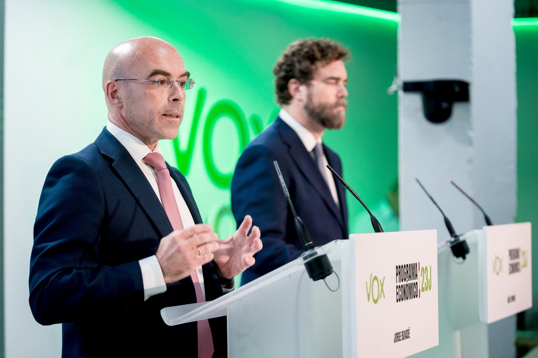 Buxadé y Espinosa presentando el programa electoral de Vox. (Foto: EP)