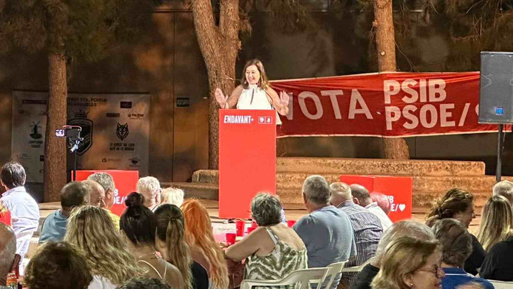 La candidata socialista al Congreso por Baleares, Francina Armengol, en un acto de su partido celebrado en Calvià (Mallorca).