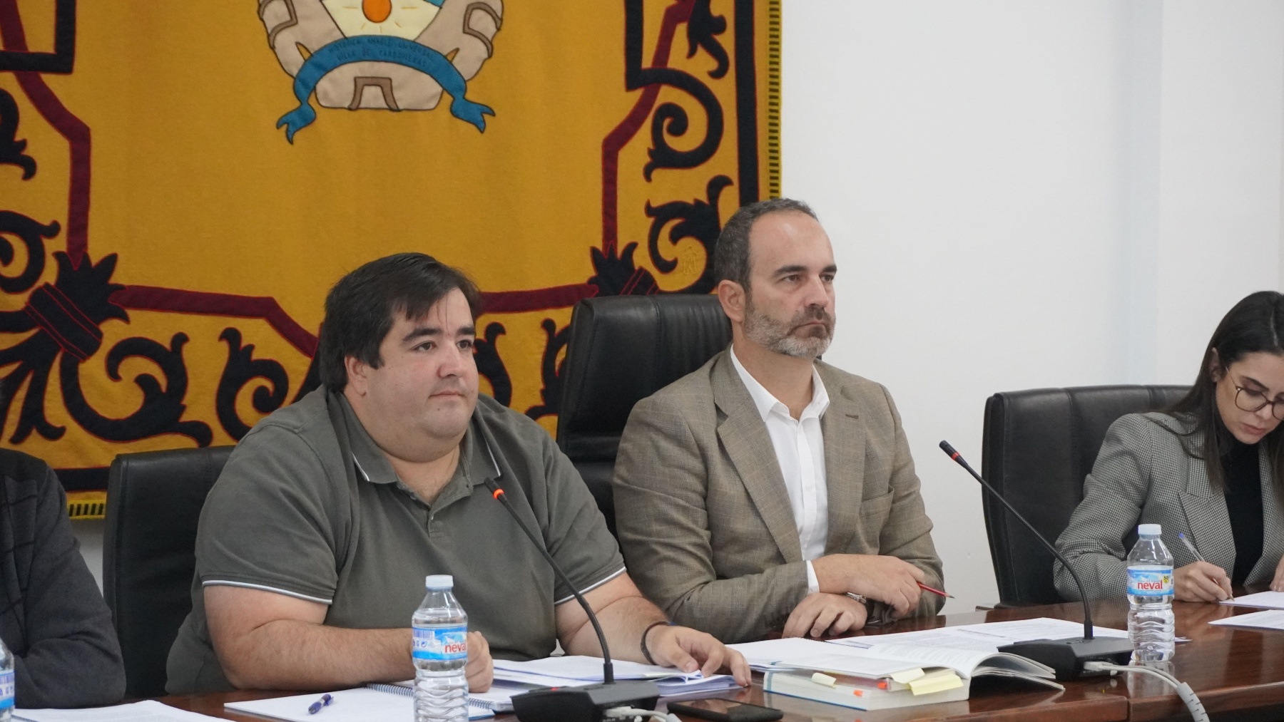 José Luis Amérigo (d), ex alcalde de Carboneras, junto al entonces portavoz del gobierno local, Ramón Soto, en un Pleno.