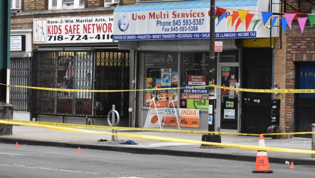 Un perturbado desde una scooter mata a tiros a un hombre y hiere a otros tres en Nueva York