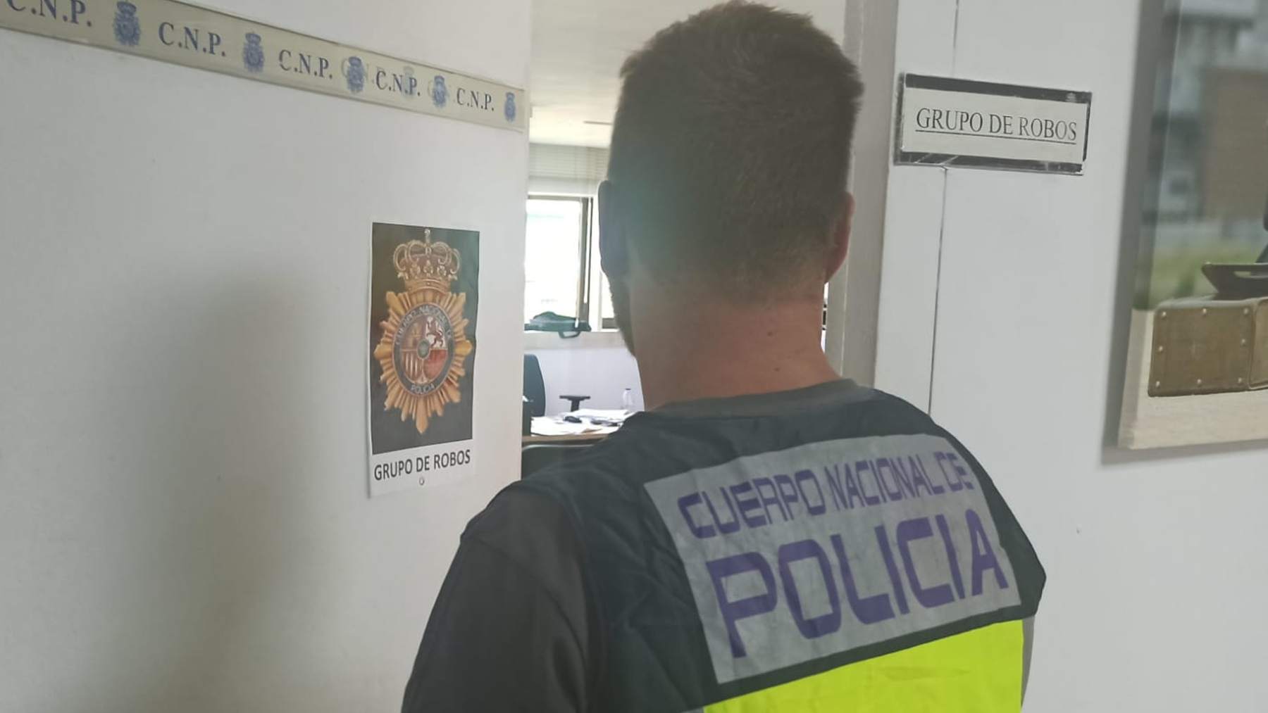 Un agente del grupo de Robos de la Policía Nacional. POLICÍA NACIONAL