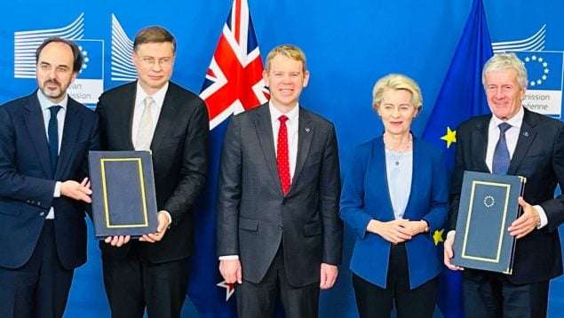 La UE y Nueva Zelanda firman un acuerdo de libre comercio para aumentar un 30% sus intercambios