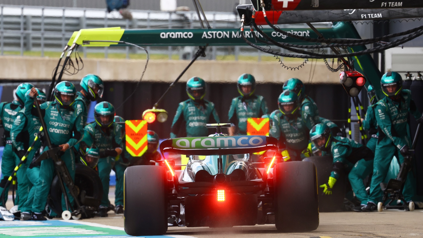 Fernando Alonso entrando a boxes en Silverstone. (Getty)