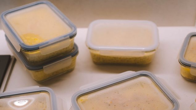 Esto que hacemos todos con la comida es extremadamente peligroso