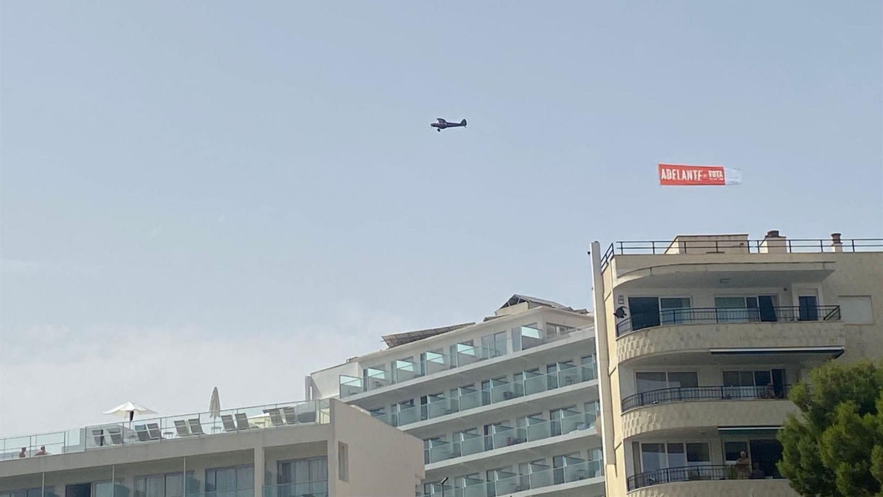 Una avioneta con el lema ‘Adelante, Vota Psoe’ sobrevuela las playas de Mallorca