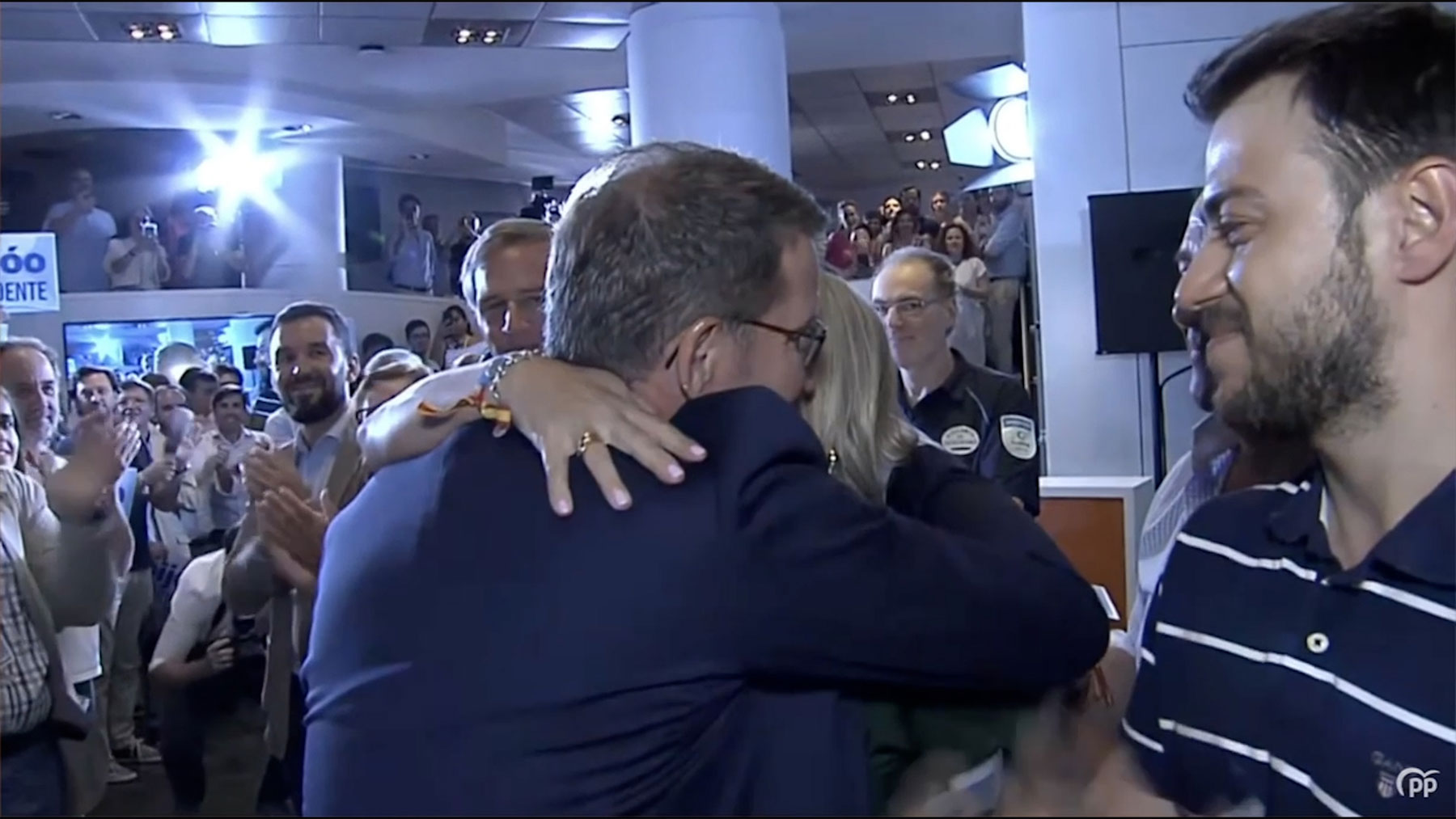 Abrazo de Feijóo y Marimar Blanco en Génova tras el debate.