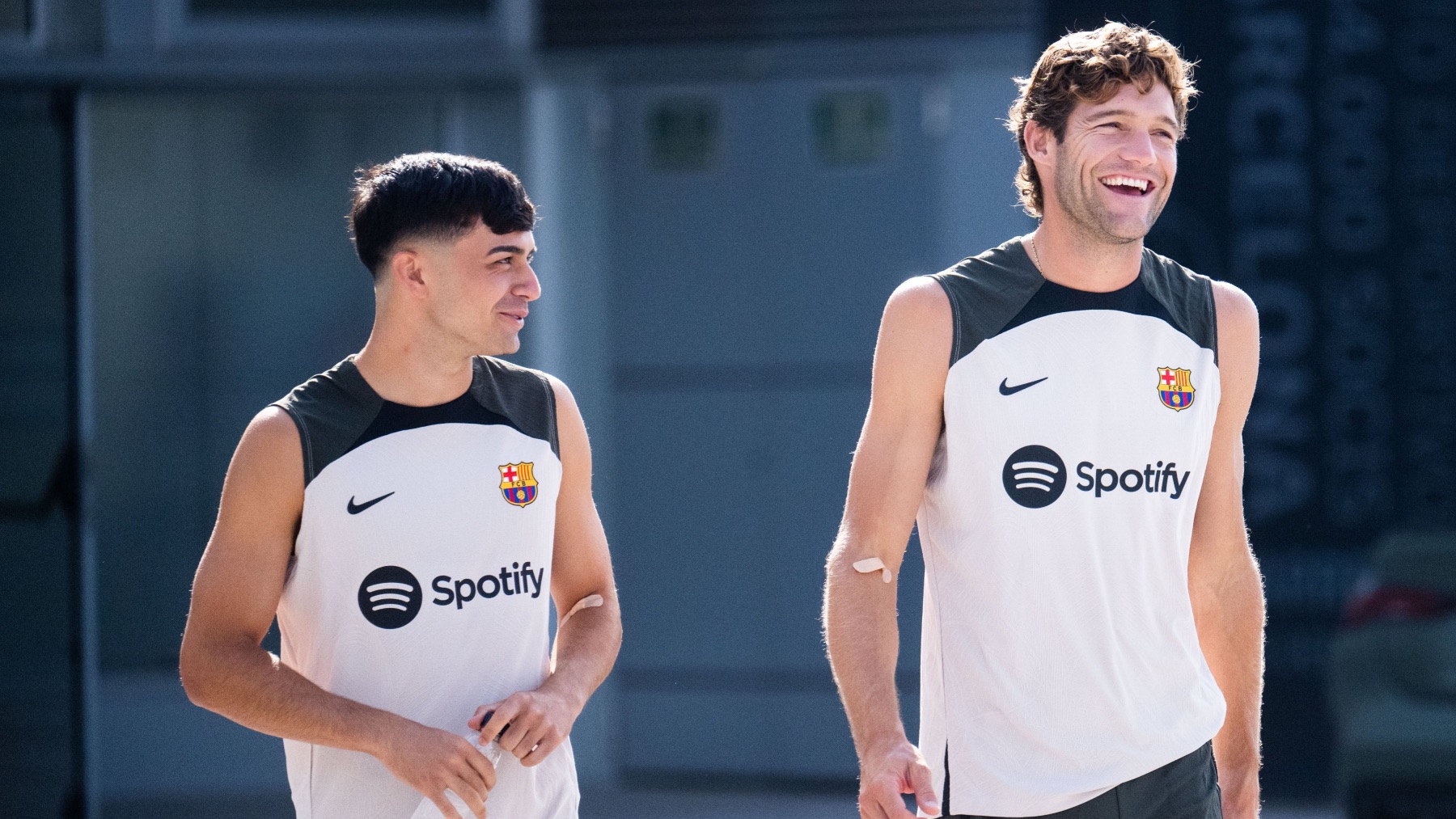 Pedri y Marcos Alonso, en el regreso a los entrenamientos del Barça. (@FCBarcelona_es)