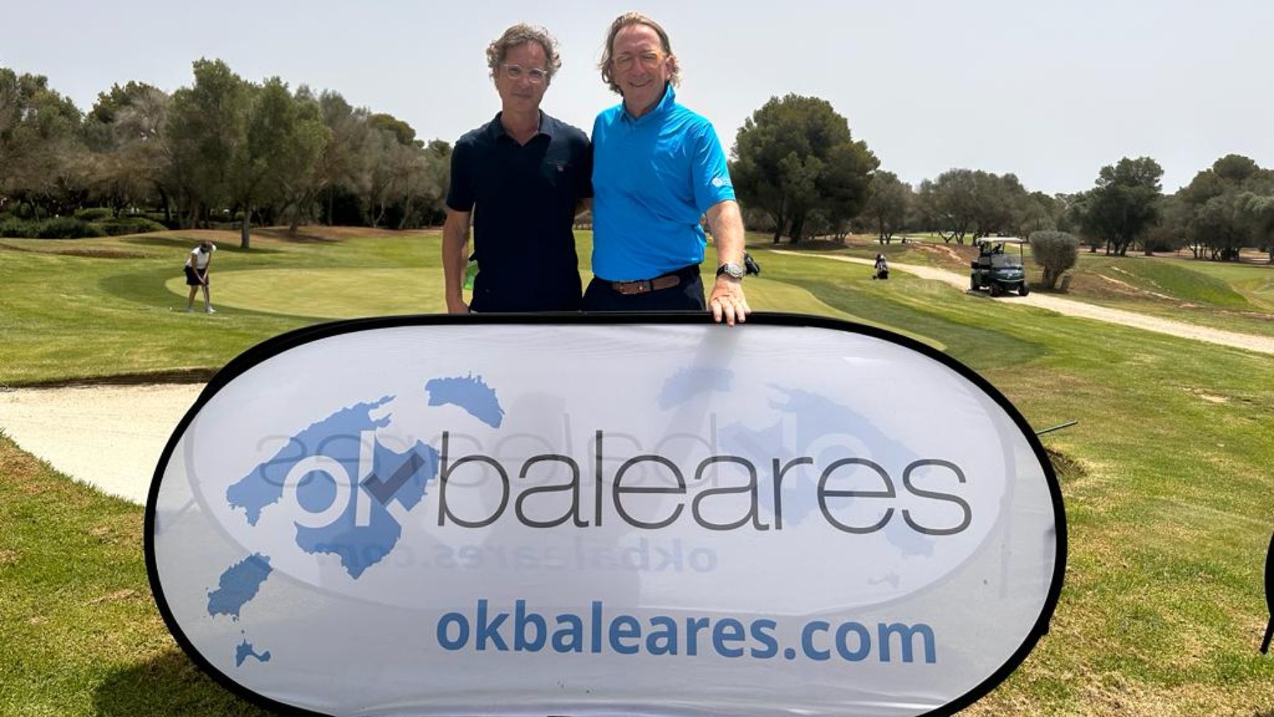 Juan Carlos García, director general de OKDIARIO, y Bernardino Jaume, presidente de la Federación Balear de Golf.