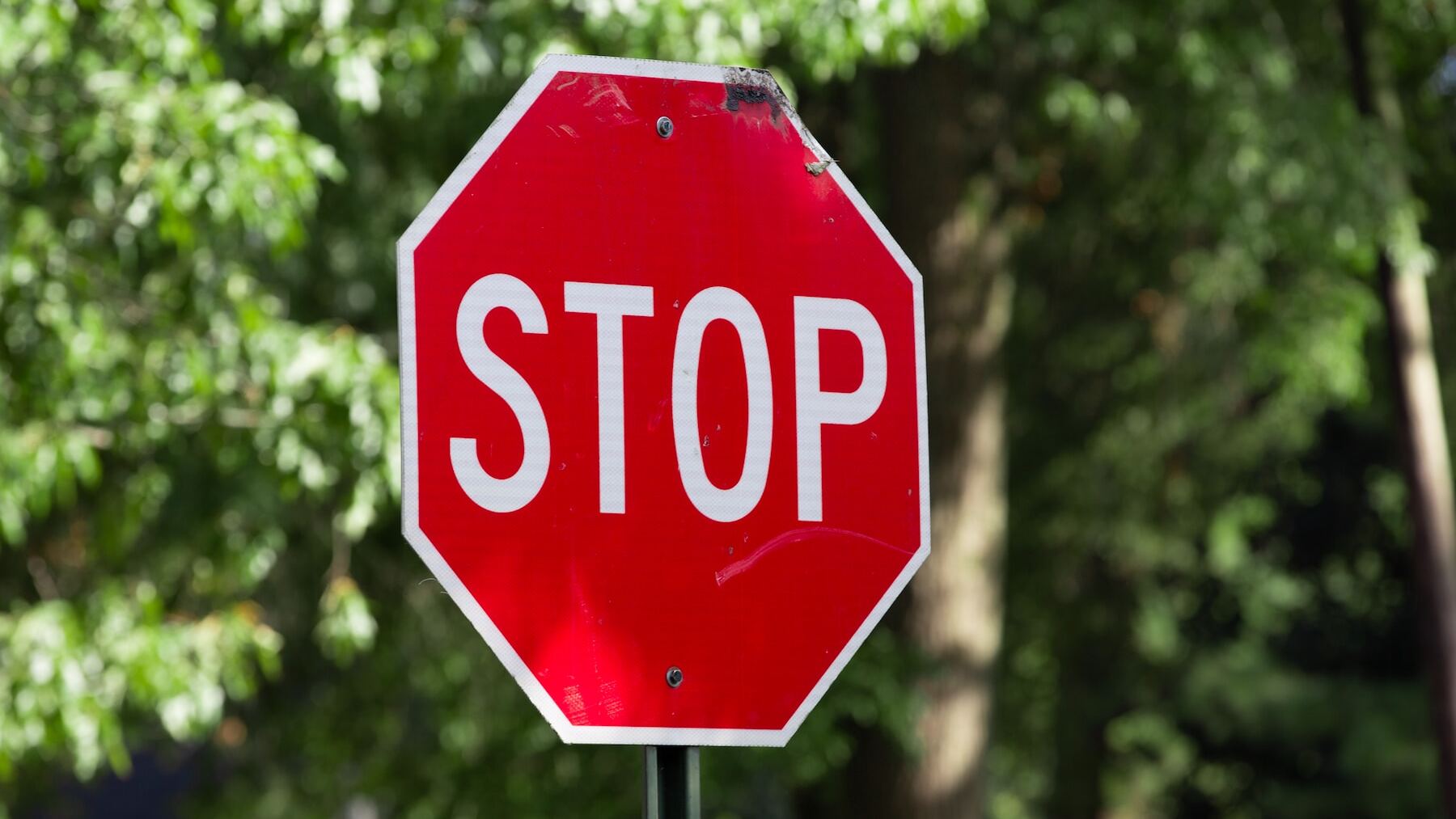 Multas al instante: los nuevos sistemas de la DGT que vigilarán si te saltas un STOP o una línea continua