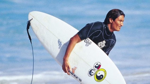 Fallece desangrado el surfista Mikala Jones en Indonesia