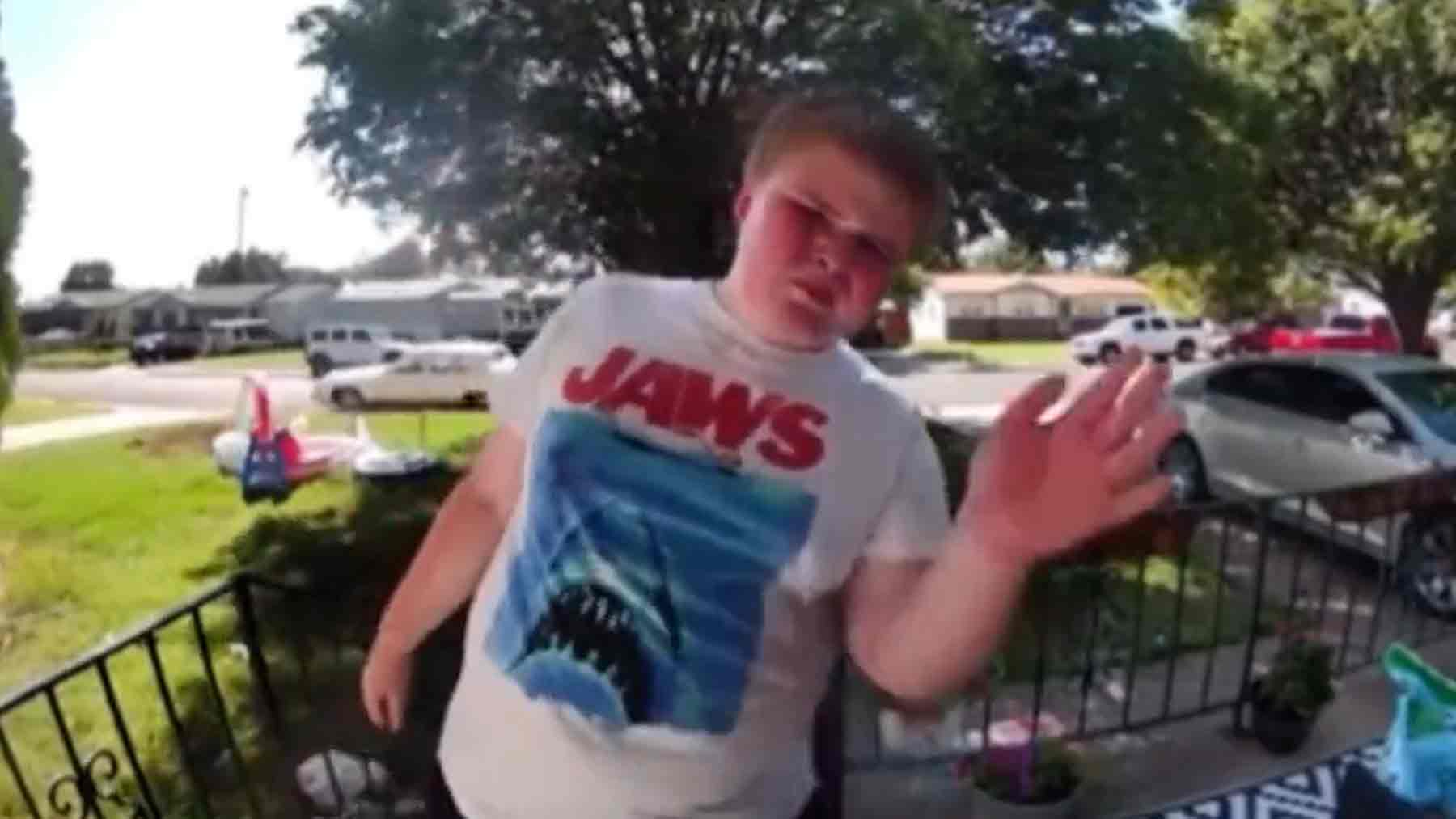 El emotivo video de un niño que sufre Bullying y llama a sus vecinos en busca de amigos
