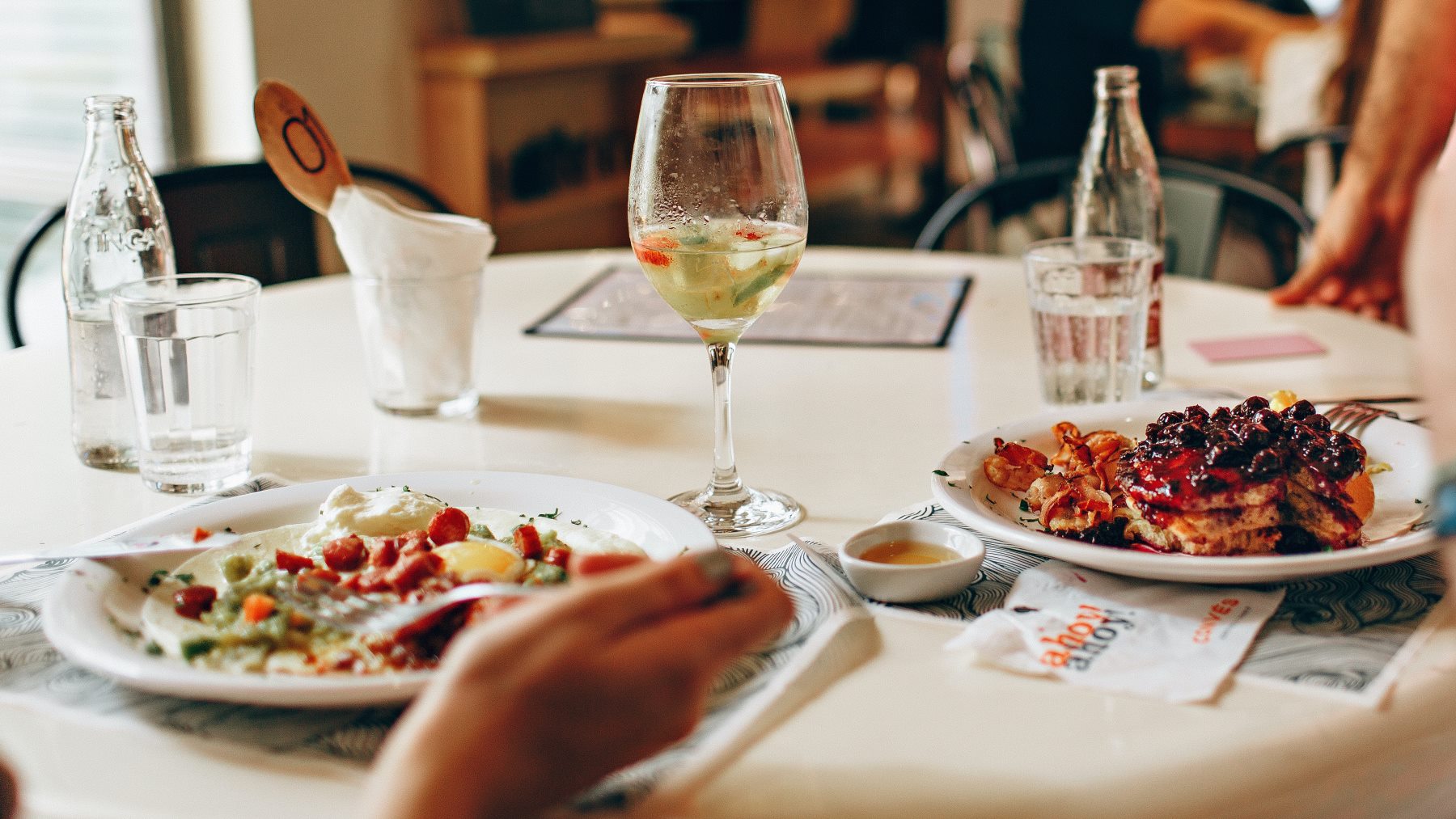 Te la están colando: un abogado cuenta qué es ilegal que te cobren en un restaurante