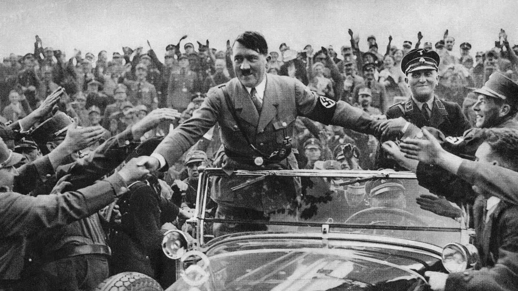 Adolf Hitler, en un recibimiento. (Getty)