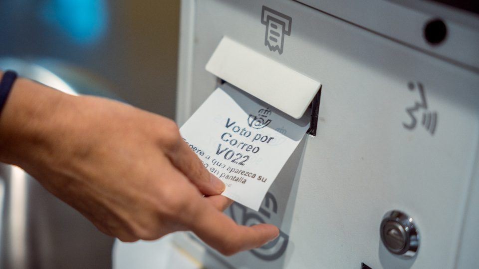 europapress_5270652_persona_recoge_ticket_solicitar_voto_correo_edificio_correos_14_junio_2023-1-960x539.jpg