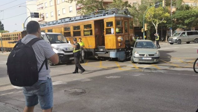 Dos mujeres resultan heridas leves tras un choque entre un turismo y el tren de Sóller en Palma