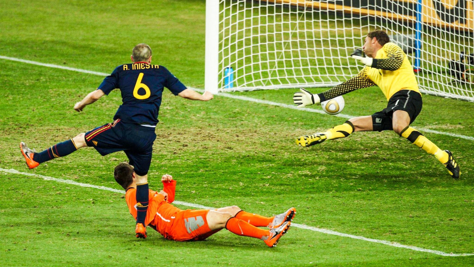 Andrés Iniesta, ante Holanda, en 2010. (@andresiniesta8)