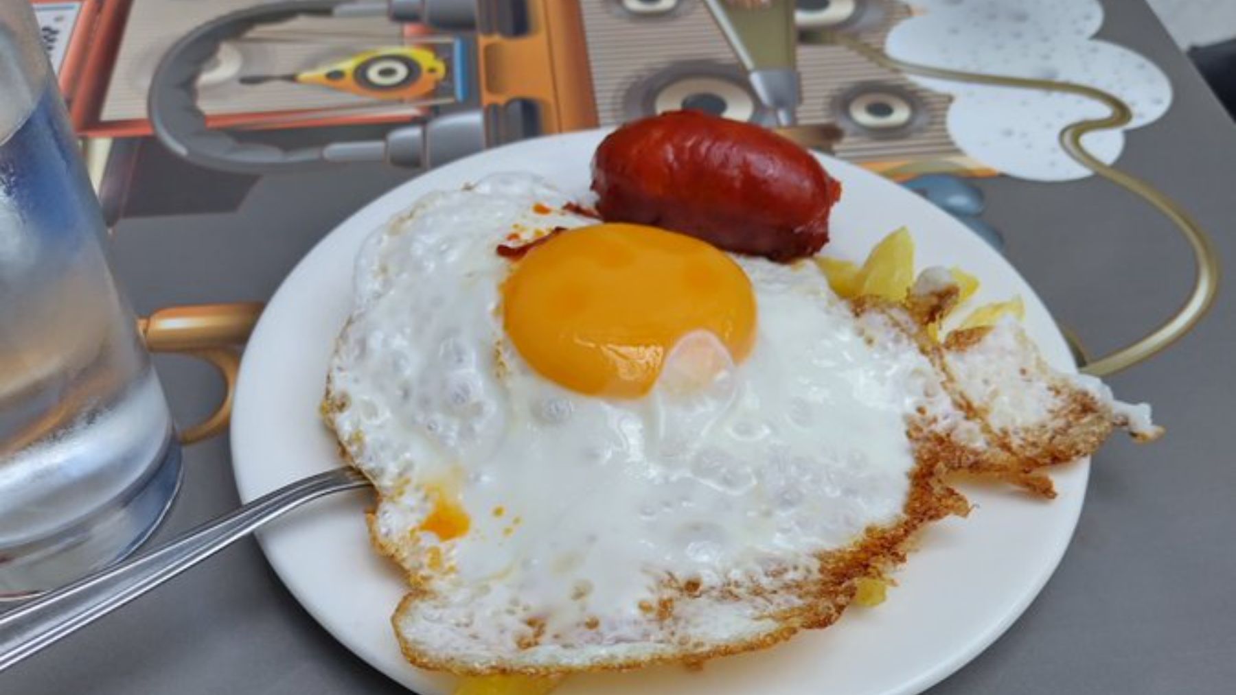 Se vuelve viral con la tapa que le sirven tras pedir una botella de agua / Foto: Twitter