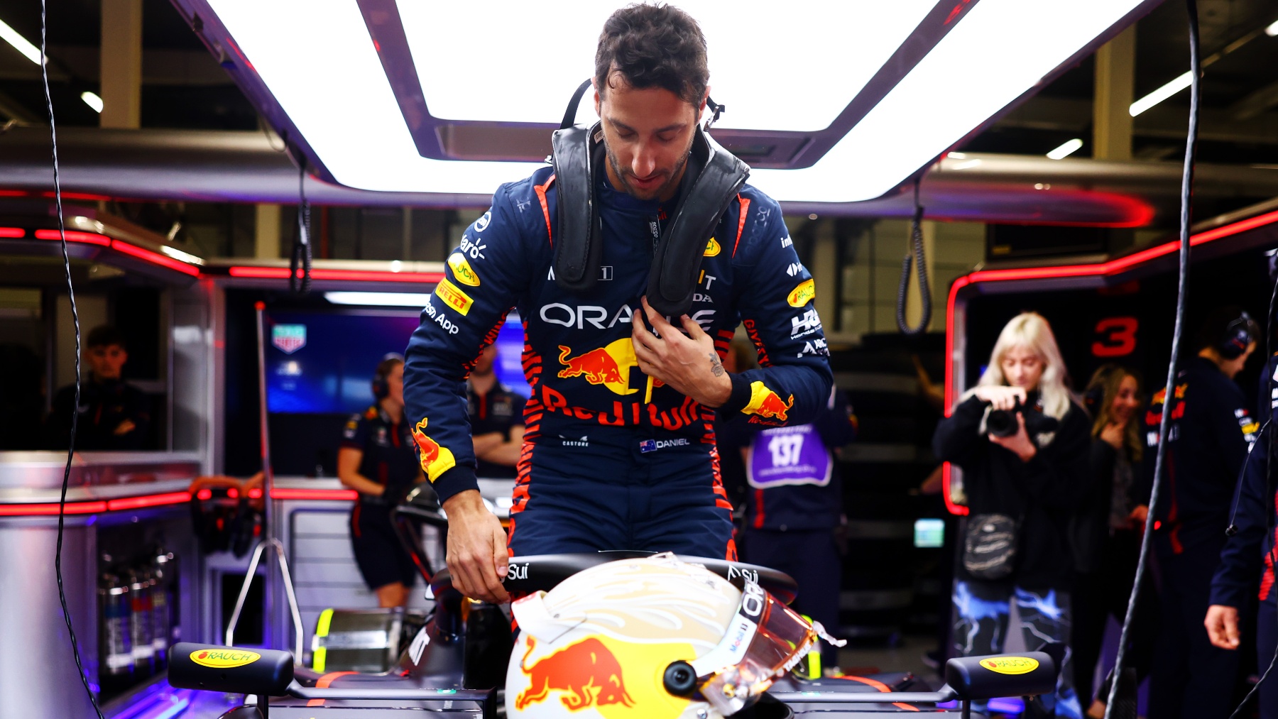 Daniel Ricciardo subiendo al Red Bull en una prueba en Silverstone. (Getty)