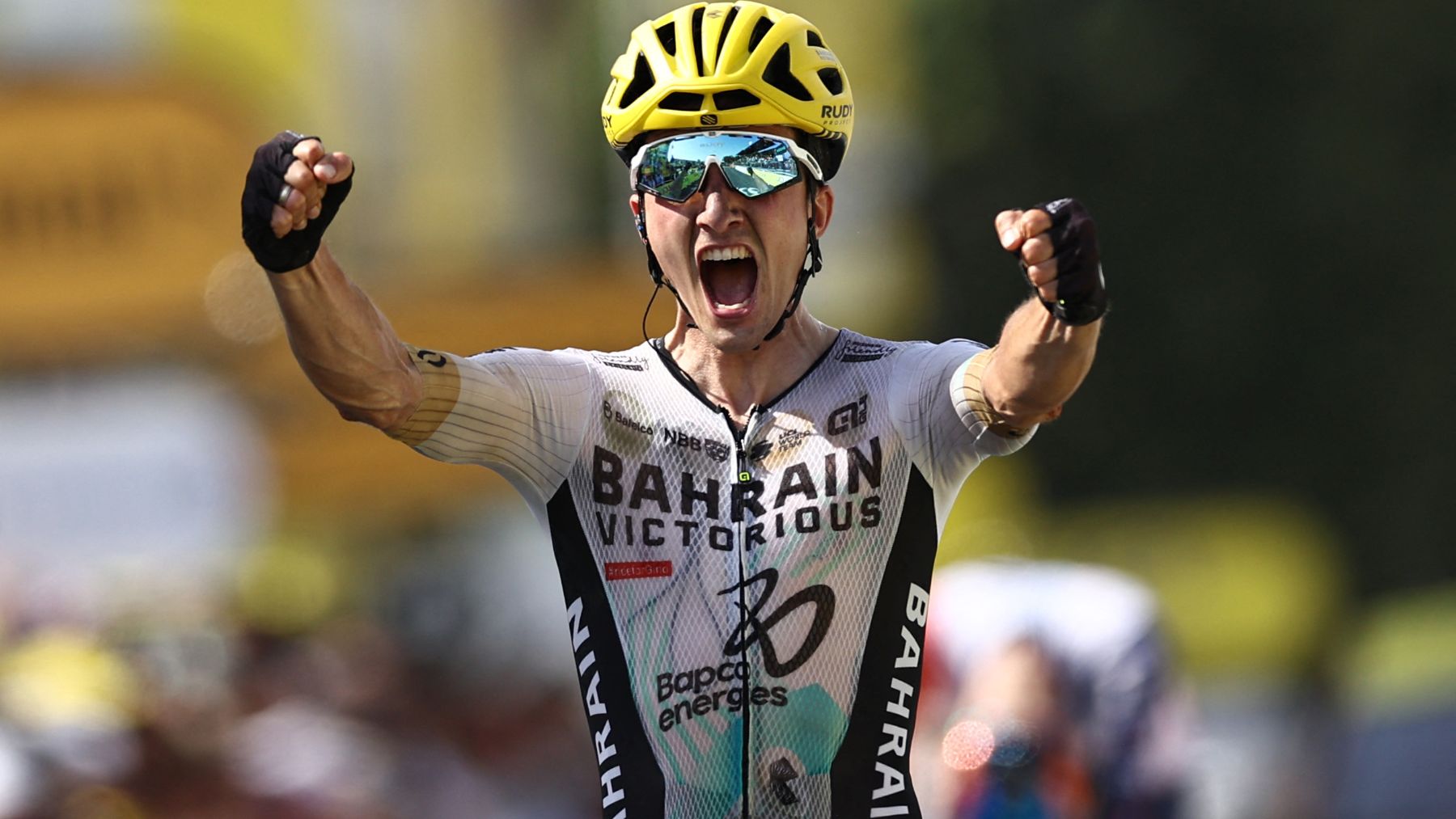 Pello Bilbao celebra la victoria en el Tour. (AFP)